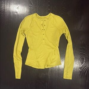 Lululemon Lightweight hiking long sleeve Henley -yellow pear- Like New
